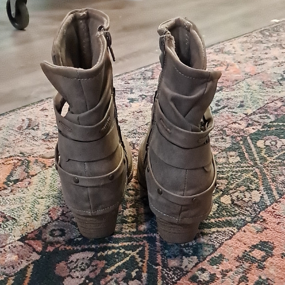 Stylish Gray Ankle Boots - Picture 6 of 14